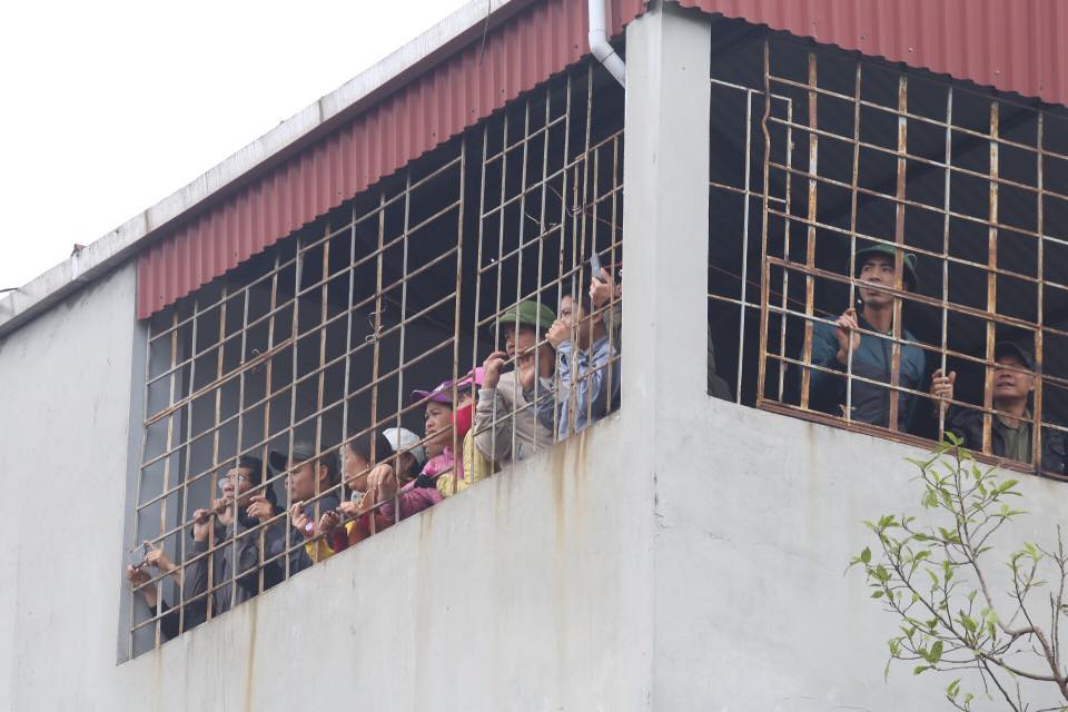 Bất chấp nguy hiểm, hàng trăm người dân hiếu kì kéo đến xem hiện trường vụ nổ kinh hoàng ở Bắc Ninh